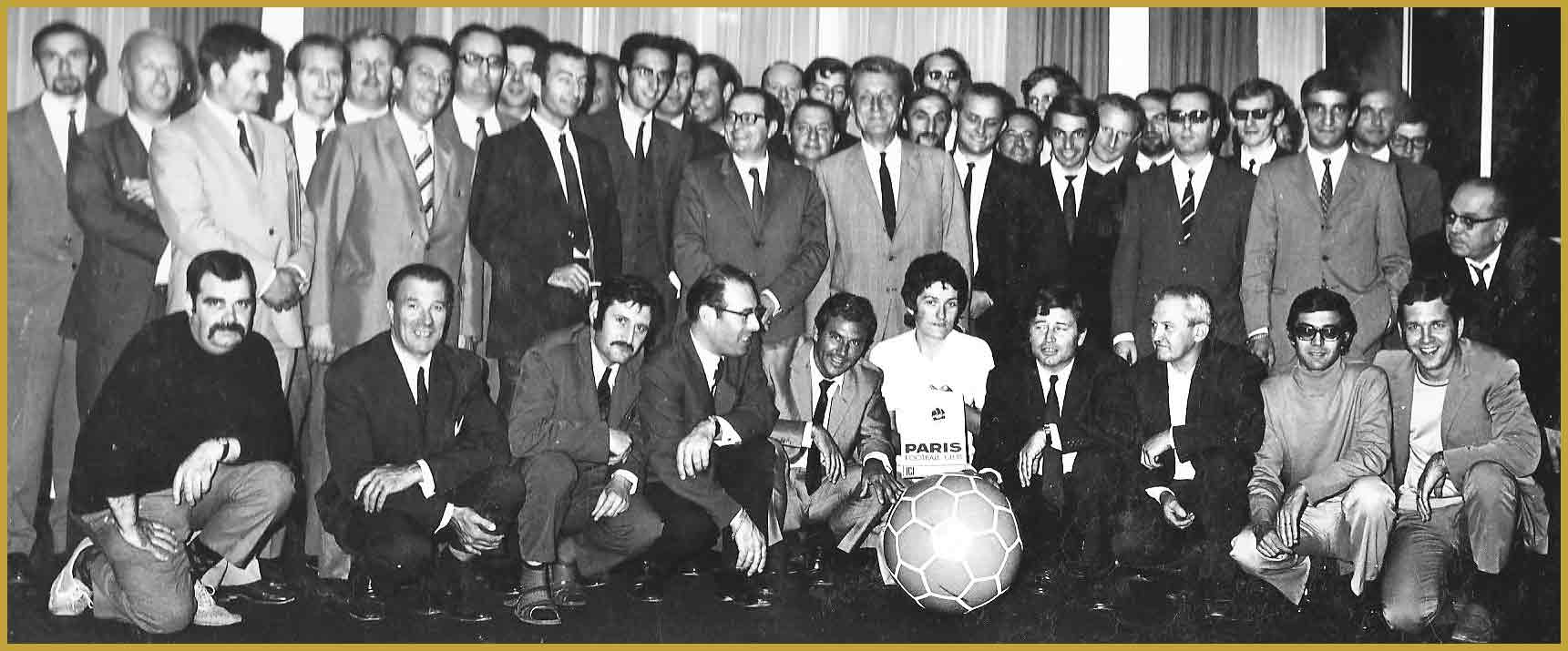 Guy Crescent entouré des "Socios" du PSG. Avril 1970